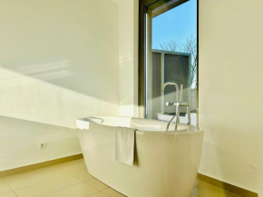 Modern 4 Bedroom Penthouse with Free Parking
